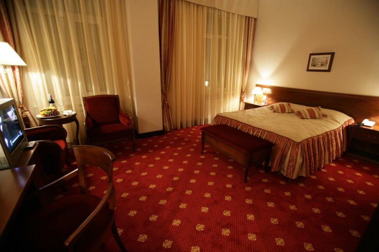 Grand Tien Shan Hotel Alma-Ata Exteriör bild
