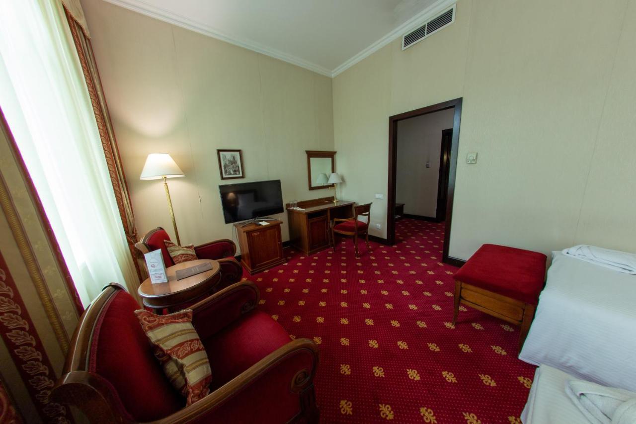 Grand Tien Shan Hotel Alma-Ata Exteriör bild