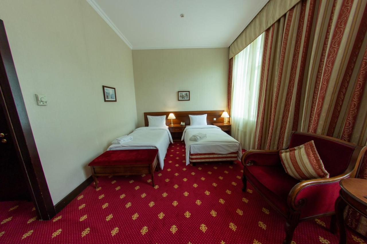 Grand Tien Shan Hotel Alma-Ata Exteriör bild