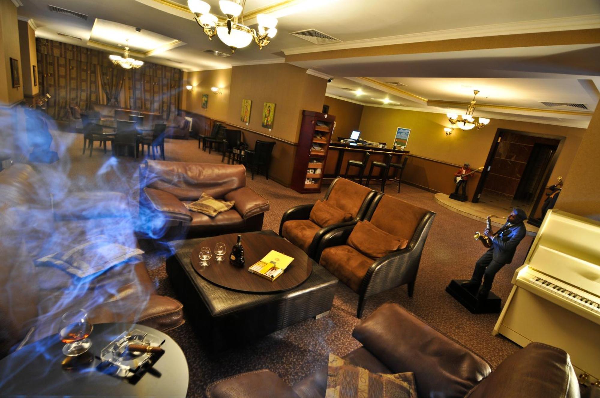 Grand Tien Shan Hotel Alma-Ata Exteriör bild