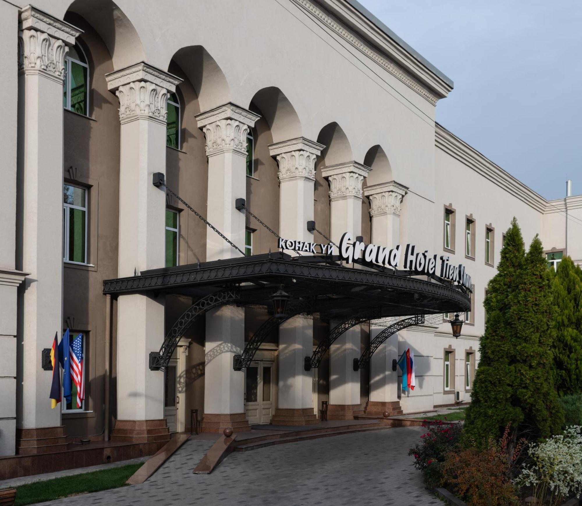 Grand Tien Shan Hotel Alma-Ata Exteriör bild